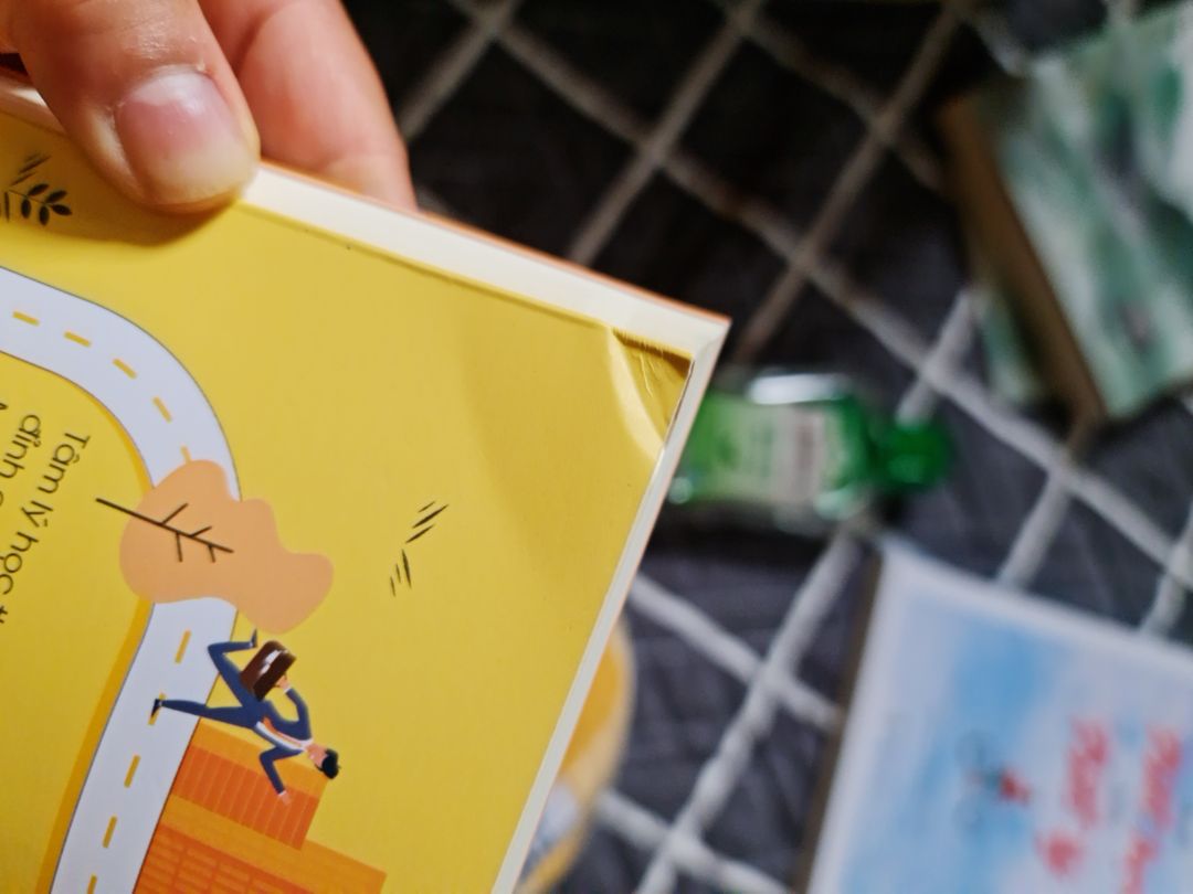 Đánh giá 1🌟 vì chất lượng quá tệ, mình không có nhu cầu đổi trả nhưng thấy bao nhiêu năm rồi khâu gói hàng của Tiki vẫn không thay đổi và vẫn tệ như ngày nào. Vậy không hiểu bày ra mục đánh giá này để làm gì, bao nhiêu góp ý có chịu lắng nghe hay không. Nếu cũng là mua trên tiki nhưng từ nhà sách khac như Fahasa chẳng hạn, thì đã chẳng có chuyện sách bị cấn móp như thế này. Bọc 1 lớp xốp bong bóng/giấy xốp bộ khó đến vậy sao. Nhận hàng mà nhìn thùng carton bung bét là hình dung ra đc chất lượng bên trong rồi. Mình nhấn mạnh là lỗi do Tiki gói hàng lỏng lẻo không chỉnh chu, rất cẩu thả chứ không phải do shipper. Ship rất nhiệt tình dễ thương, 1🌟 là dàng cho nhà ship chứ chẳng phải dàng cho Tiki. 1 năm qua mình không mua bên Tiki nữa vì khâu gói hàng tệ quá là tệ, bây giờ quay lại trải nghiệm xem Tiku đã đón nhận góp ý và thay đổi chưa, nhưng không hề nha. Còn chẳng muốn đánh giá