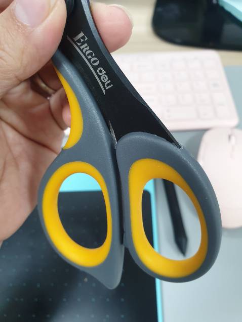 cắt bén, hình thức tạm. cầm dễ chịu.