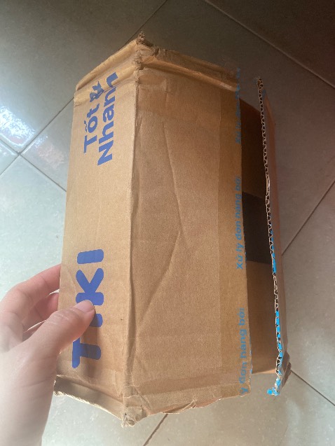 Mua sách giá cũng không phải rẻ, đơn hơn 3***₫ mà gói sách nhìn chán thiệt sự! Bọc chống sốc khá rẻ, khoảng 800₫/m nếu mua lẻ mà Tiki cũng không trang bị mà gói sách cho khách được hay sao, để sách đến tay khách thì quăn gáy, dập gáy! Sau một thời gian quay lại mua sách trên Tiki cũng chẳng thấy Tiki có thay đổi gì dù vấn đề gói hàng ẩu đã bị phản ánh rất nhiều lần! Quá thất vọng!