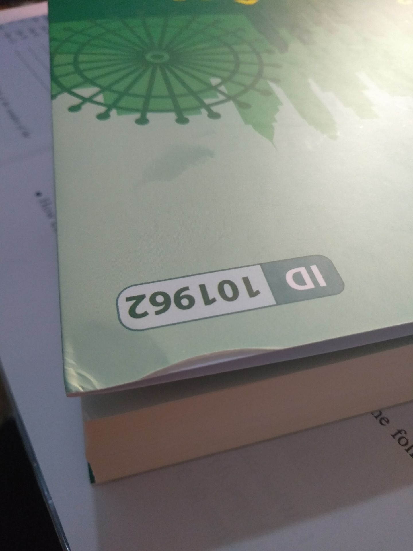 sản phẩm i hình, chữ in nét, đẹp, sách dày. shop đóng gói cẩn thận nhưng có 1 mép sách của mk bị bong ra một tí nhưng k sao👌. ncl mn nên mua nhé👍