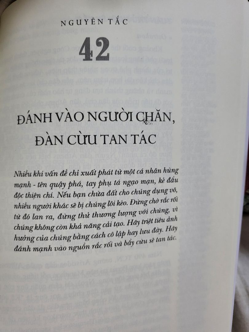 thấy đóng gói sơ sài thật nhưng may sao hàng mình chả bị gì, sách thấy vài chổ in lỗi thôi.
sách này quá nổi bên *** Mỹ lun, nên mua nha mn, viết dể hiểu cực mà thấy phong chữ hơi xấu xo với bảng góc.
( để máy trang cho mn đọc thử)