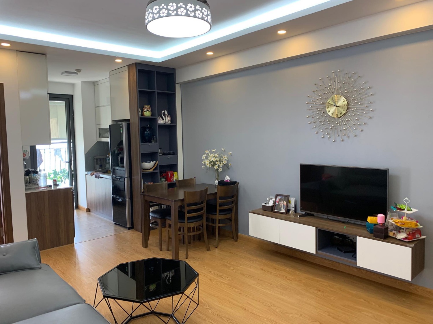 Bộ bàn ghế kiểu dáng đẹp, nhỏ gọn, y hình nhưng k được chắc chắn lắm