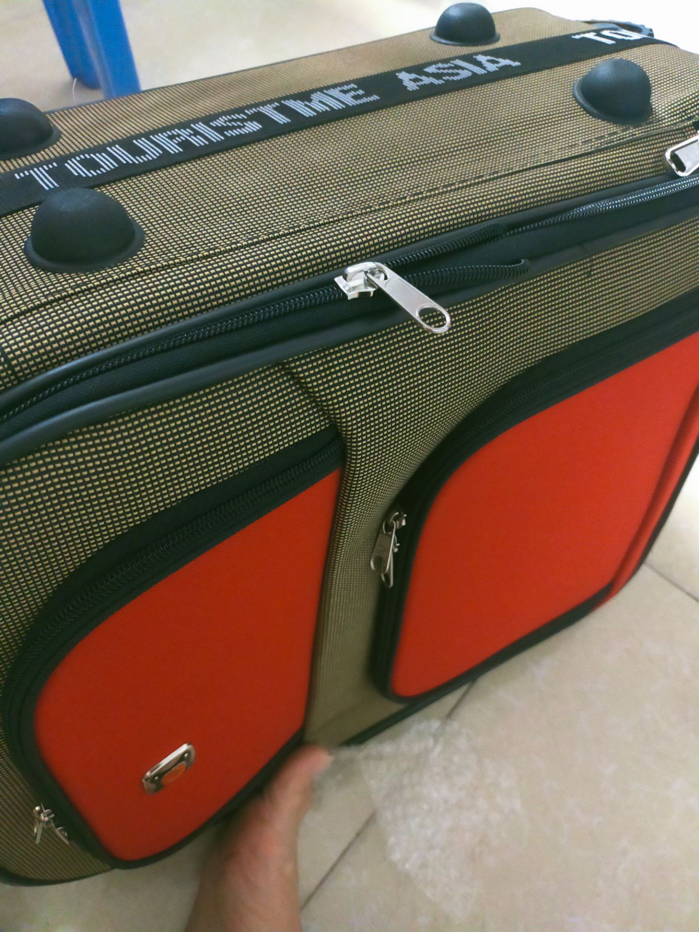 có 1 khóa kéo bị hỏng