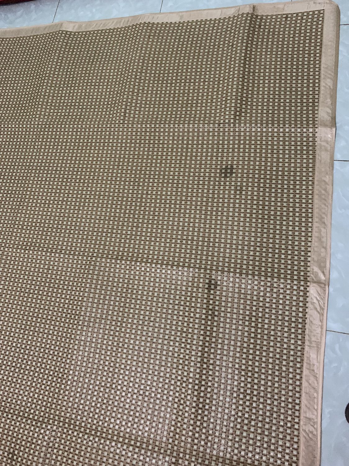 Tôi bỏ tiền ra mấy trăm ngàn để nhận dc một sản phẩm bị lem màu như vầy sao , sản phẩm bị lỗi mà các bạn cũng bán dc cho khách hàng sao . Quá thất vọng về sản phẩm , ko dám mua hàng trên tiki nữa