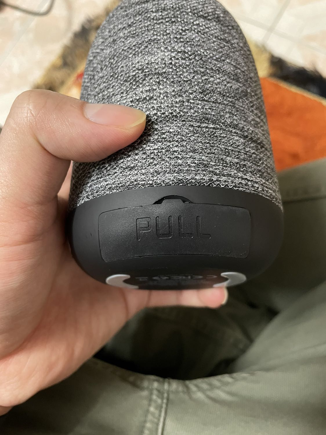 Phần đế bị sứt, phần nắp đậy đằng sau thì bụi mà âm thanh chỉ phát ra từ 1 hướng, bass nhỏ. Không đáng tiền lắm