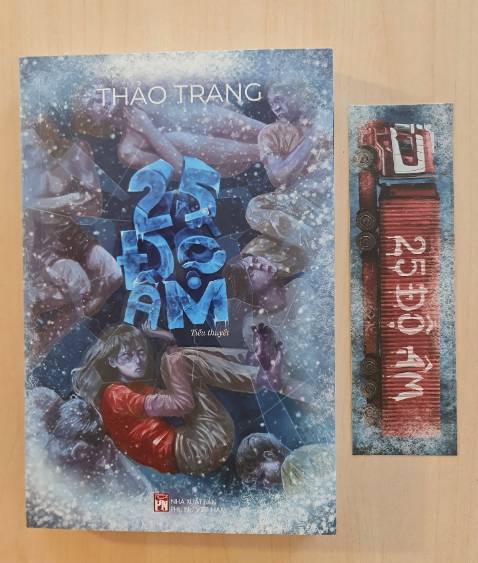 Bìa sách đẹp, chất lượng giấy k thích lắm, giao khá nhanh. 

Nội dung cũng đc, vì dựa trên câu chuyện có thật nên đồng cảm. Chắc sẽ có p2 nhỉ ? Vì câu chuyện tình 2 nv Lam và "kẻ lái ng" cũng dịu, có lẻ sẽ đợi tiếp để xem, vì linh cảm twist tác giả sẽ cho nv Lam sống dậy bằng cách nào đó. Tin là như thế.