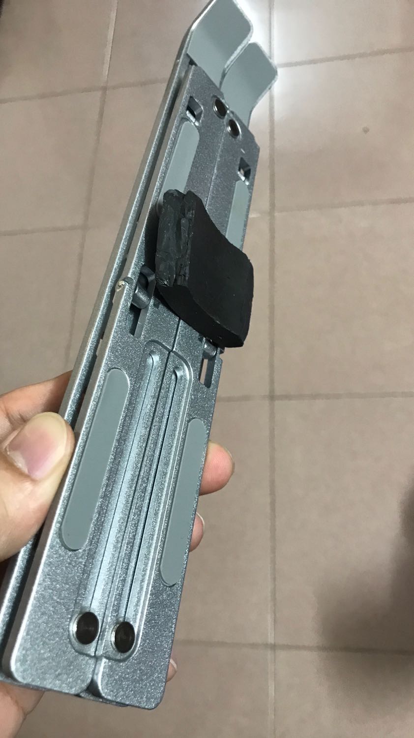 Sản phẩm không đúng như mô tả. Shop gửi cho mình sản phẩm bằng sắt pha chứ khổng phải nhôm, mình cầm thấy nặng lấy nam châm thử thì đúng bằng sắt. Sản phẩm cập kênh không chắc chắn. Thật sự thất vọng. Đề nghị shop đổi đúng sản phấm hoặc hoàn tiền!