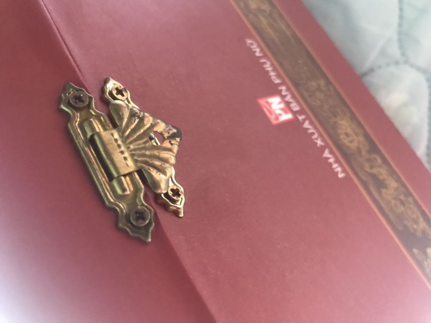 So với bộ "Bão táp triều trần" thì cái hộp bên ngoài nhìn đến chán, trông cũ, rách, khoá thì bung không gài được. Bên trong sách thì không lỗi lầm, tiếc là bề ngoài hộp không được như mong đợi. Mình mua với coupon 500 của Tiki, tính ra khỏang 250k nên không thấy tiếc, nếu ai phải mua với giá gốc chắc không vui vì điều này