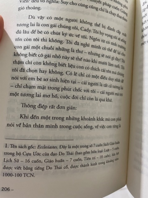 Sách rất hay. Mình cảm nhận sự vất vả của bác sĩ khi làm việc hơn 100 giờ 1 tuần. Phẫu thuật 1 ca dài hết 36 tiếng. Nên vấn đề tại sao chị phí y tế đắt. Có 1 vụ ở Mỹ giám đốc công ty bảo hiểm bị bắn chết nhiều người rất vui mừng. Nhưng họ đâu biết bác sĩ phải bỏ thời gian tiền bạc gia đình và thậm chí sức khỏe 36 tiếng không ăn không uống tập trung cứu mạng sống con người. Vậy cái thằng bắn giám đốc công ty bảo hiểm còn huênh hoang , nghe đồn nhà còn giàu mà không biết thấu hiểu người khác. Nên đọc sách giúp bạn mở tâm hồn nhiều lắm. Cuộc đời đã bất công khi một người tốt cống hiến như anh vừa hoàn thành chương trình nội trú đã ra đi. Nhưng anh đã có một người yêu thương anh hết mực như vợ và bạn và cả ba mẹ. Chào mừng Cady đến với thế giới này. Con đã làm tâm hồn của một người đàn ông đang đau đớn sắp chết bằng một niềm vui chân chứa. Xúc động chắc tui cũng là công chúa trong mắt nhiều người