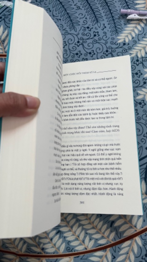 Sách khá dày , hơn 300 trang . 
Thật sự sách khá hay , một góc nhìn , tôi là ai ? Tôi và những người khác , sự việc như thế nào!