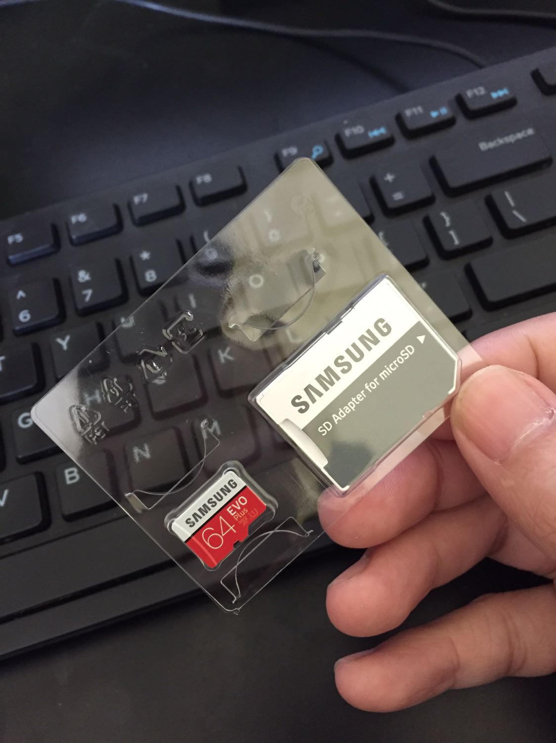 Trong Hình là UHS-3 nhưng nhận sẽ là UHS-1. Xin lưu ý hãy bán hàng thật thà! Tôi đang cần nên cứ dùng, chứ rảnh là kiện bắt đổi rồi!

Mình đã thử với máy ảnh canon và chạy rất tốt, không biết bền hay không! Lưu ý với các bạn là nếu máy không hỗ trợ đọc thẻ nhớ UHS-3 hay 1 thì đừng mua vì nó không hỗ trợ tốc độ cao tốt! Hoặc lắp vào sẽ không nhận! 
Thân!