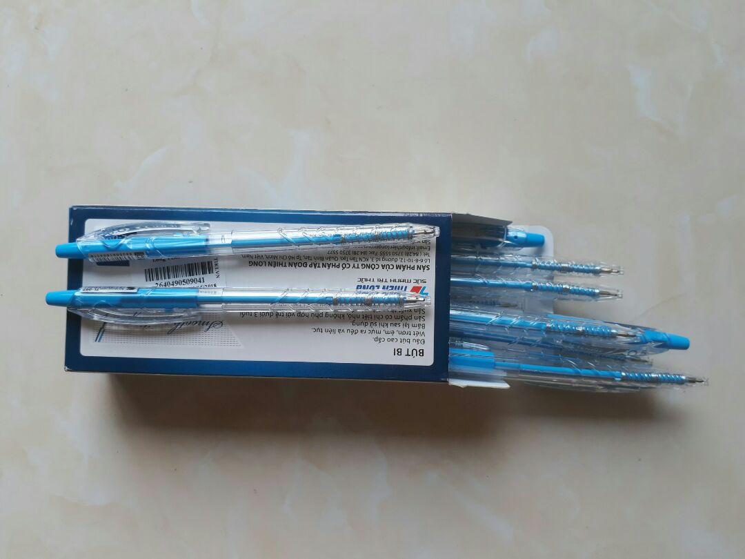 Bút láng bóng đẹp, rất thích mắt. Viết cx sướng tay như nhiều sản phẩm bút khác của thiên long thôi :)) Tuy nhiên mình thấy vỏ nhựa của sản phẩm này hơi dễ vỡ. khi bị rơi, phần đầu bút có dấu hiệu nứt r. viết vài lần thì vỡ. Tuy vẫn viết tiếp đc nhưng hơi khó chịu. Nếu bạn nào thích màu xanh hi vọng, tươi mát :v như mình thì cx nên mua r về thay cái vỏ khác hoặc giữ gìn tốt là ngon.
