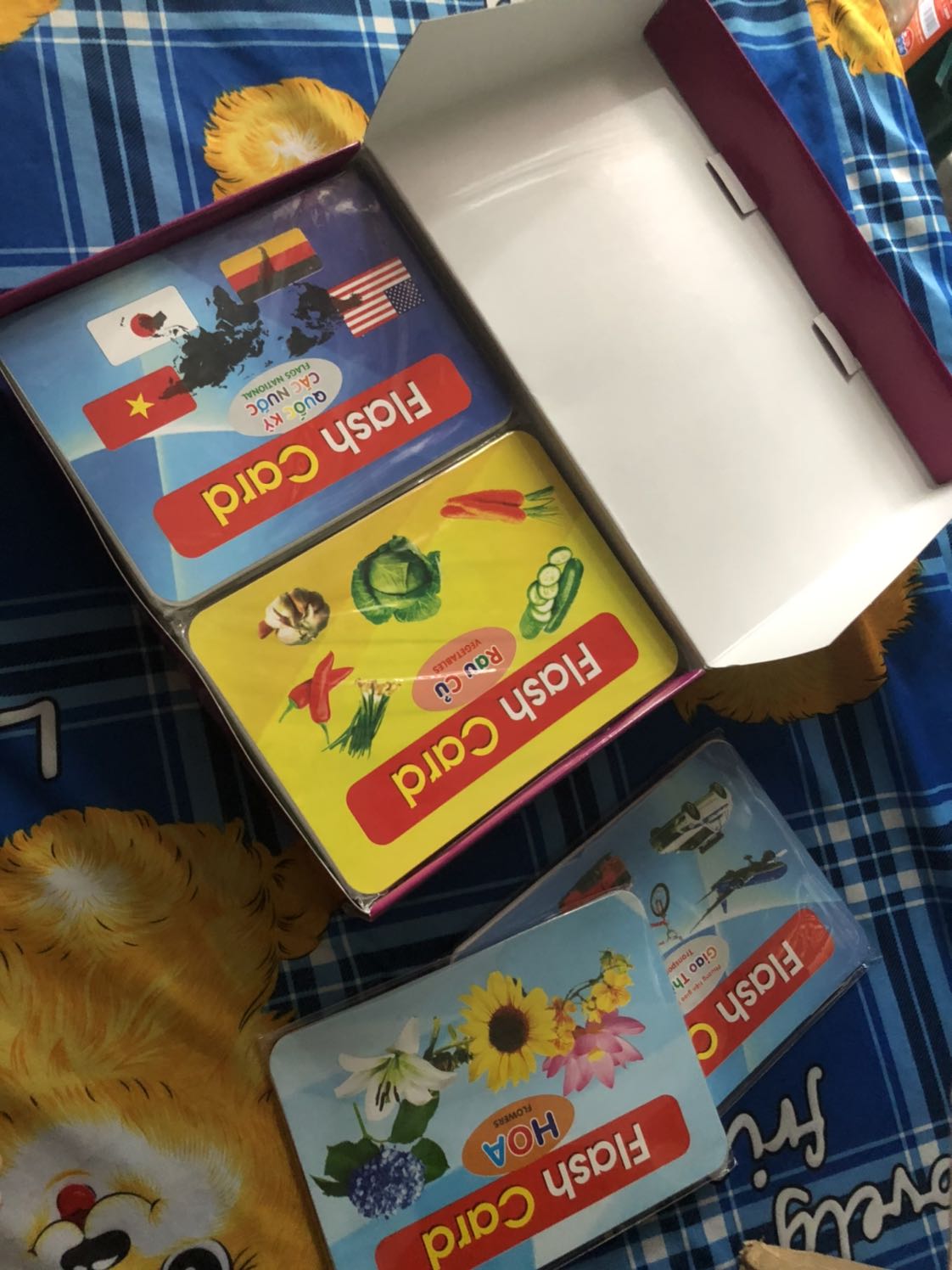 16 chủ đề, hình in đẹp, sáng màu, tuy thẻ hơi nhỏ và thẻ ko đc cứng lắm, giao hàng nhanh, đóng gói cẩn thận. Phù hợp với giá tiền và bé dưới 1 tuổi. Chứ trên 1tuổi dễ bị rách.