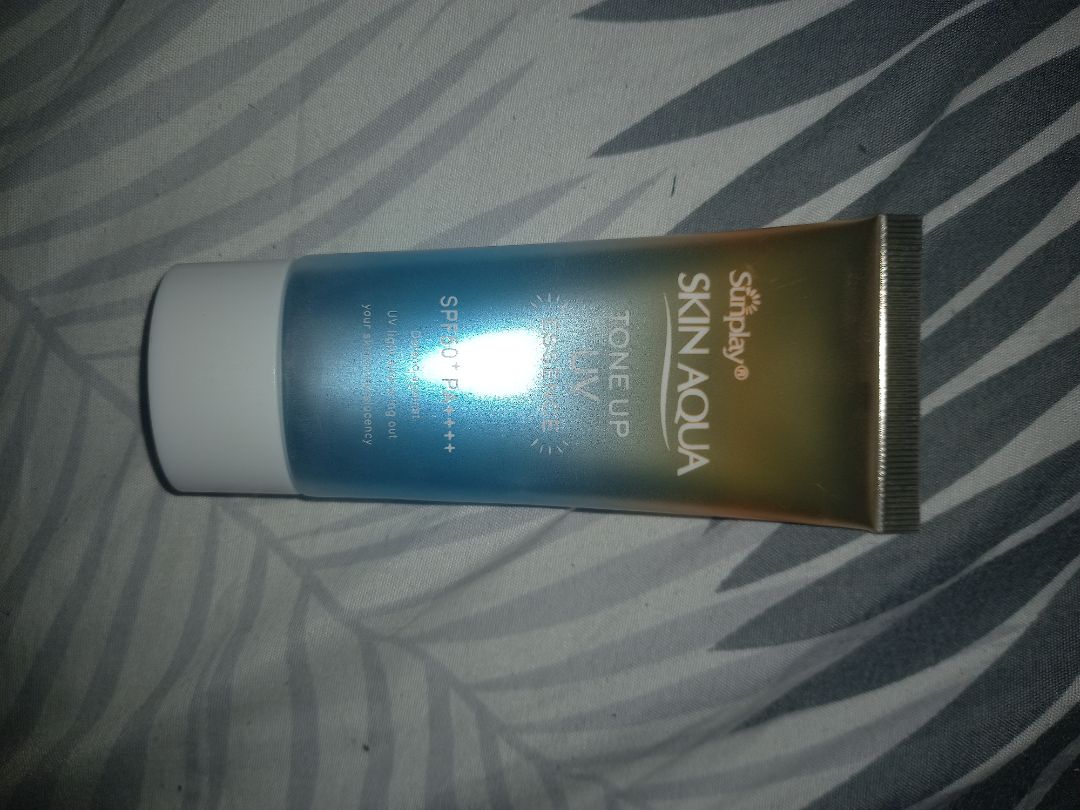 thấm nhanh, hiệu ứng blink blink nhưng không nâng tông lắm, mình mới dùng 1 lần mà da mình nhạy cảm, có vẻ hơi kích ứng với Vitamin C trong sản phẩm nên muốn pass lại 120k, ai cần liêm hệ insta : kim_chi_ngoc_diep nhé ạ