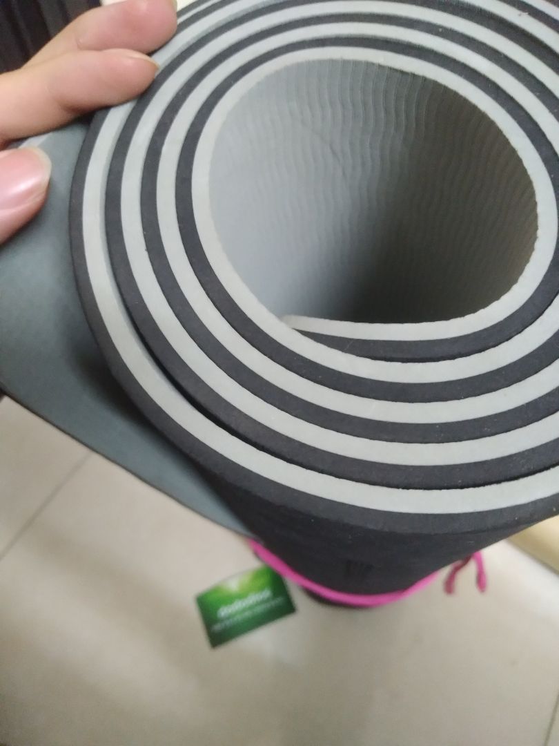 Dùng hơn 2 ngày rồi khá là okela, shop có hỏi han khi mình không biết cách dùng mặt thảm trên hay dưói, vote hài lòng vì phản hồ i khá là nhanh, mình cn trai mà được brand dodo gửi cho đúng màu đen đúng màu cần luôn, điểm cộng nữa cho sự tâm lý của shop, thảm khá dày và chống trơn trượt khá tốt, tất cả rất ổn trừ việc người giao hàng không thân thiện lắm
sản phẩm tốt, shop nhiệt thành, ok đáng mua