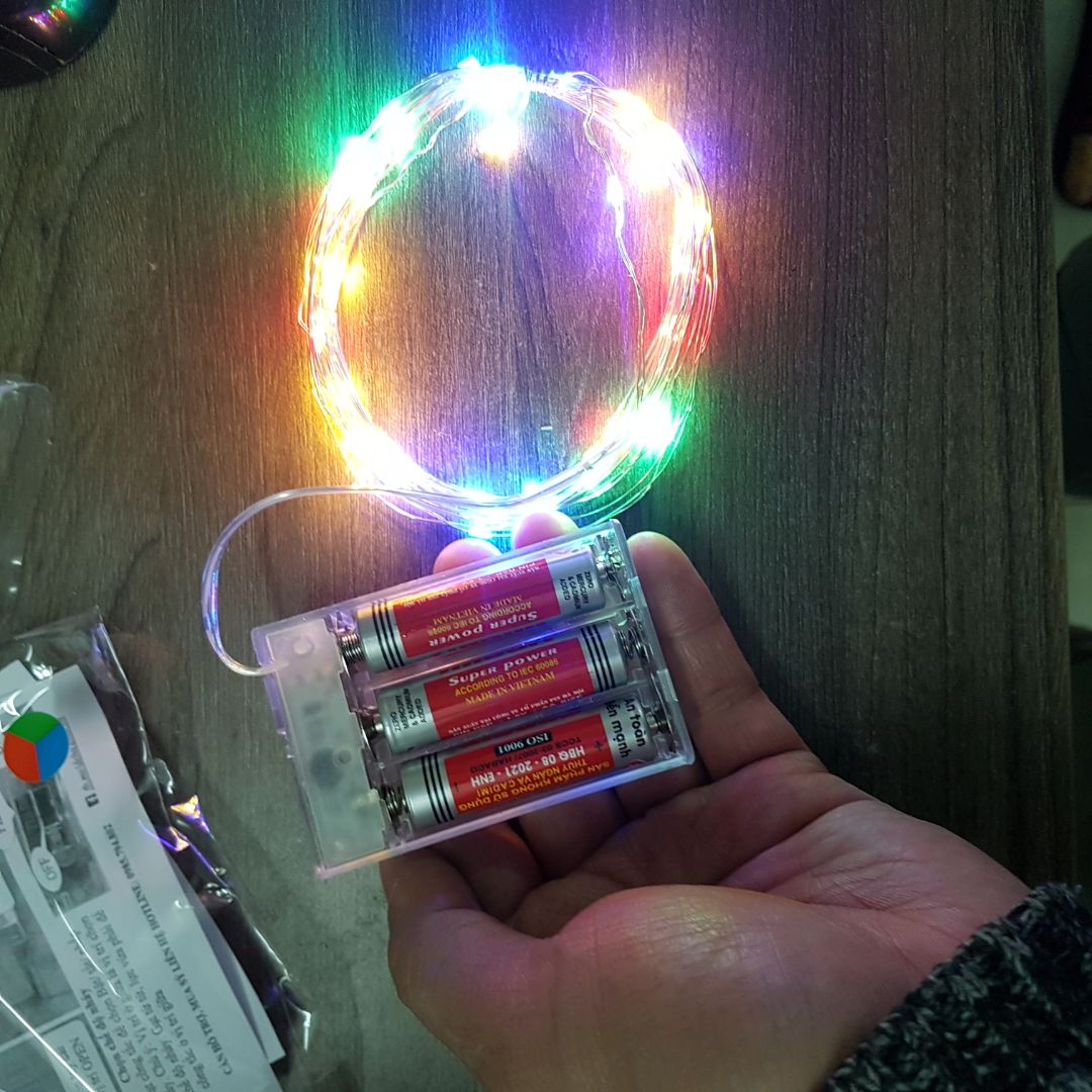 Quá lung linh. Mình mua dây 5 mét - pin- có nháy của Deha. Tâm trạng tốt và rảnh nên review chi tiết như sau: sản phẩm như hình quảng cáo, có công tắc chuyển luôn sáng (on), nháy chớp chậm, và tắt ( off) . Với mình như thế là đủ dùng. Cho 5 sao. Tuy nhiên pin tiểu thì phải tự mua. Ngay dưới nhà có quán tạp hóa nên cũng ok. Đóng gói gọn gàng, có hướng dẫn đi kèm và số *** để gọi hỗ trợ khi cần gấp. Nhân viên giao hàng Tiki khá nhiệt tình và thân thiện. 5 sao cho toàn bộ.