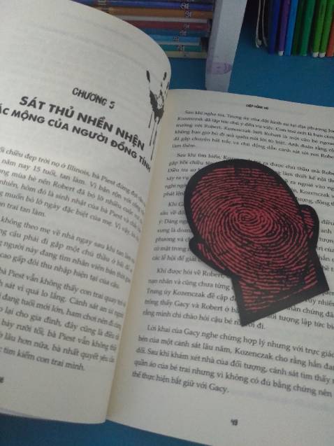 Nên đọc nhé mọi người. Nó cũng không quá ghê rợn đâu, không miêu tả quá chi tiết về thi thể nạn nhân như phim kinh dị đâu, chỉ nói qua hiện trường, thi thể nạn nhân rồi bước vào điều tra và lột tả kỹ về việc phác họa chân dung tội phạm. Nói chung là vẫn trôi chứ không gây ám ảnh quá đâu.