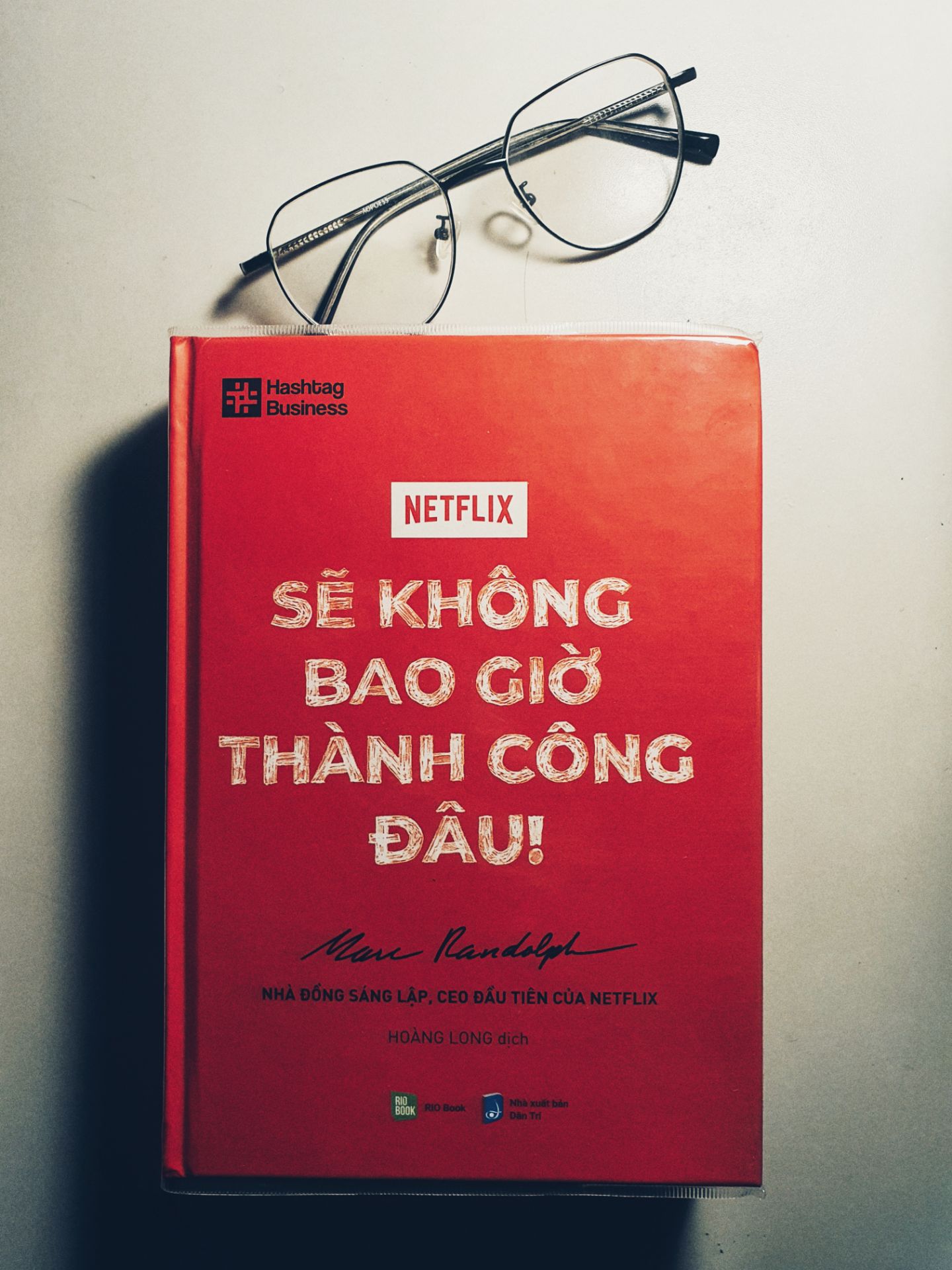 Bìa sách cứng, dày, rất chất lượng. Tuy nhiên giấy bên trong ruột thì là loại thường, màu ngà và hơi nhám.

Chưa đọc chi tiết nhưng lướt sơ vài trang có vẻ hay. Dạng tự truyện nên văn phong thoải mái, không bị giáo khoa - giáo điều. Nên đọc!