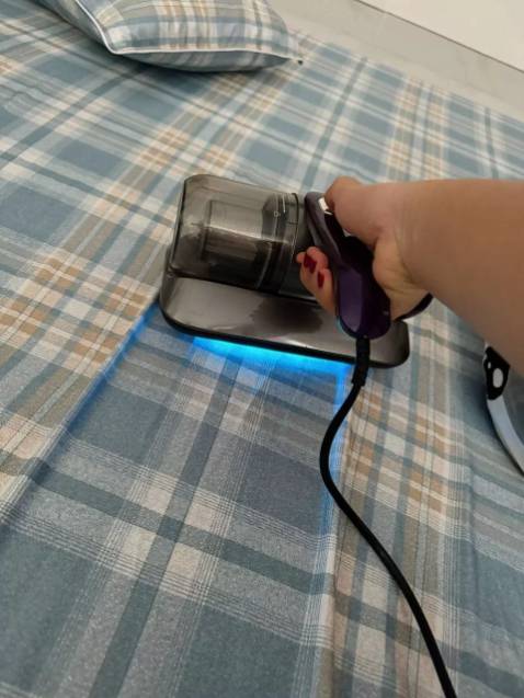 Lực hút mạnh, có tia UV khử khuẩn,cứ nghĩ phủi là hết bụi mà hút ra nhiều bụi lắm luôn, bác nào bị vấn đề về mũi họng như em hoặc nhà có trẻ nhỏ rất đáng đầu tư nha