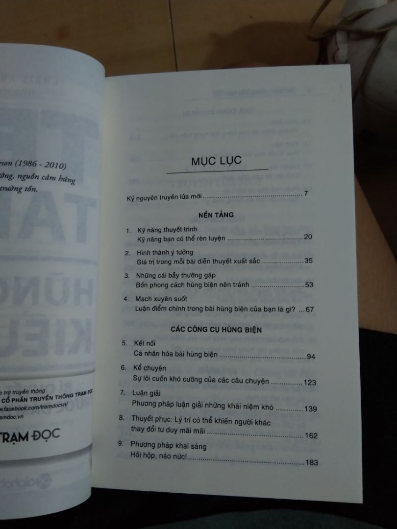 - Nghe nói quyển này bổ ích nên t quyết định mua. Đọc qua phần mục lục thấy khá hấp dẫn, logic ạ. Sách sạch sẽ, đẹp.
- Shipper hơi kỳ cục. Lúc gọi giao hàng t bảo đợi 5-10p thôi (đang wc). Đã nói tránh rồi mà cứ hỏi chị làm gì ạ x N lần :))))
- Mua sách của Tiki vì luôn tin tưởng là sách không bị fake ♥️