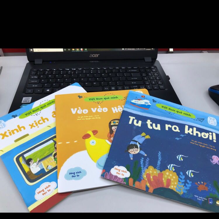 Bộ sách này mang bản sắc Việt Nam cực kỳ rõ nét, nhưng lại được diễn giải bằng những dòng thơ rất đáng yêu và dễ hiểu cho các bạn nhỏ. Đợt này mình order 10 cuốn từ Lionbooks và không cuốn nào làm mình thất vọng. Bộ sách “Việt Nam quê mình” rất nên được các bố mẹ mua về cùng đọc với các bạn nhỏ ạ. Mong Lionbooks sẽ có nhiều những bộ sách hay như vậy nữa ạ.