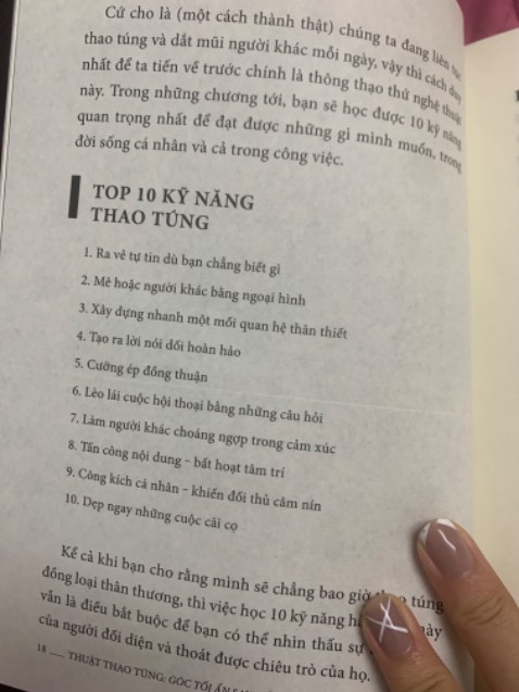 Sách mới, đóng gói ổn. Nhưng mình nói thật sách nội dung tệ và mất thời gian đọc. Không có cho mình thêm được kiến thức mới gì cả. Hầu hết là các chiêu trò tâm lý trong đời sống hằng ngày qua cách nói theo hướng có lợi cho mình. Thực sự những mẹo này quá cơ bản nên ai cũng biết hết rồi, áp dụng chỉ khiến bị ghét hơn chứ chả thao túng được ai.