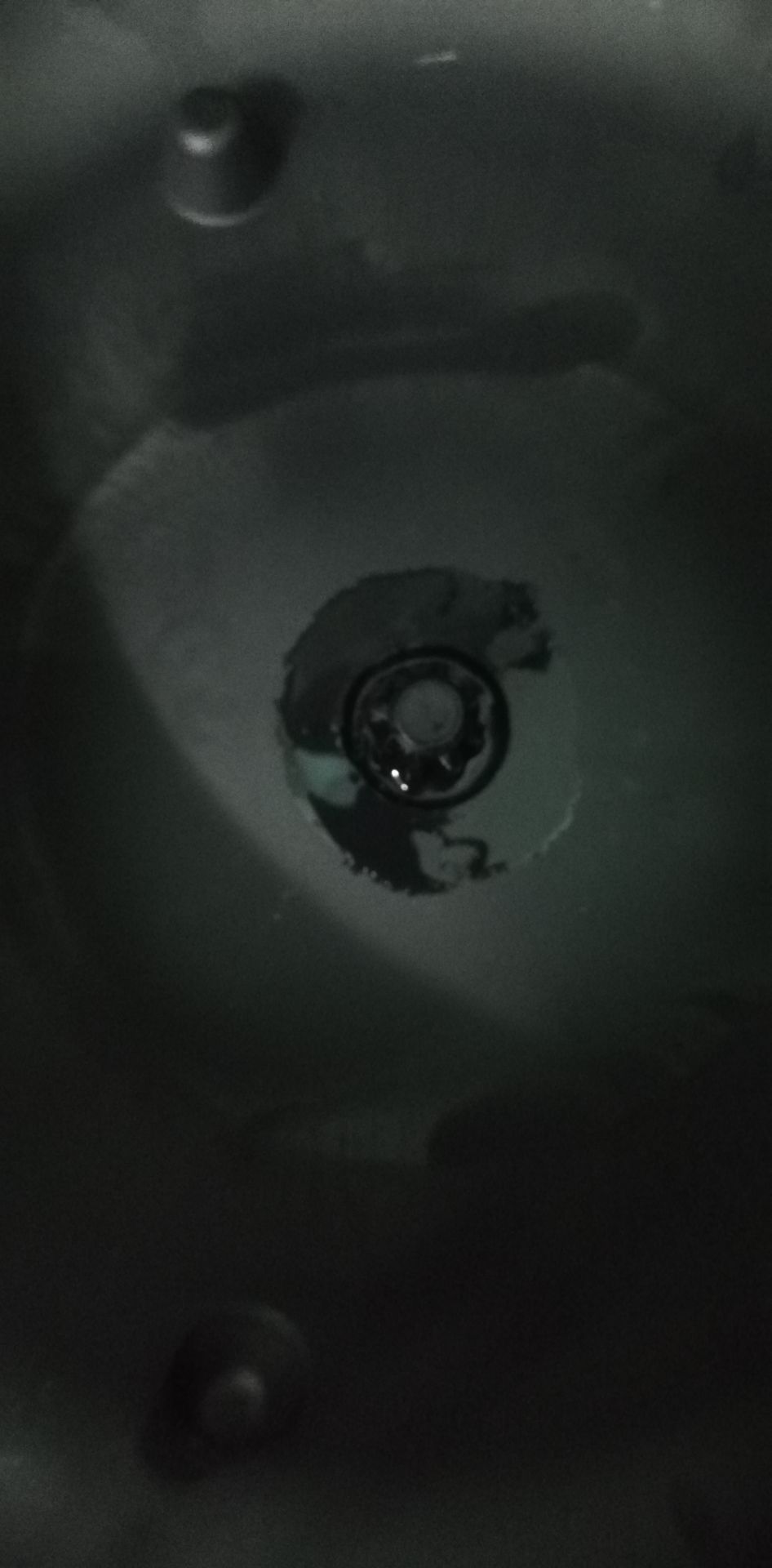 Cho mình hỏi hiện tượng thẩm thấu dầu ăn của nồi chiên qua trục đảo (khuấy) nồi chiên như hình đính kém có phải lỗi kỹ thuật không?