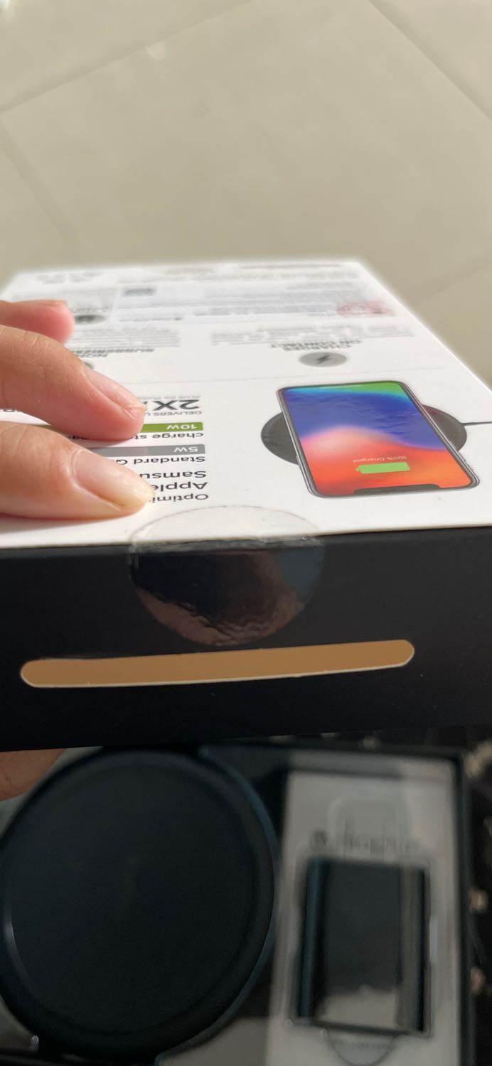 Hàng như đã được khui ra và xài qua rồi sạc rất dơ và xước nhiều chỗ đóng gói hàng sơ xài ko có bao chống va đập trong khi đây là hàng điện tử dù có hộp nhưng vẫn nên đóng gói kĩ để khách hàng yên tâm chứ