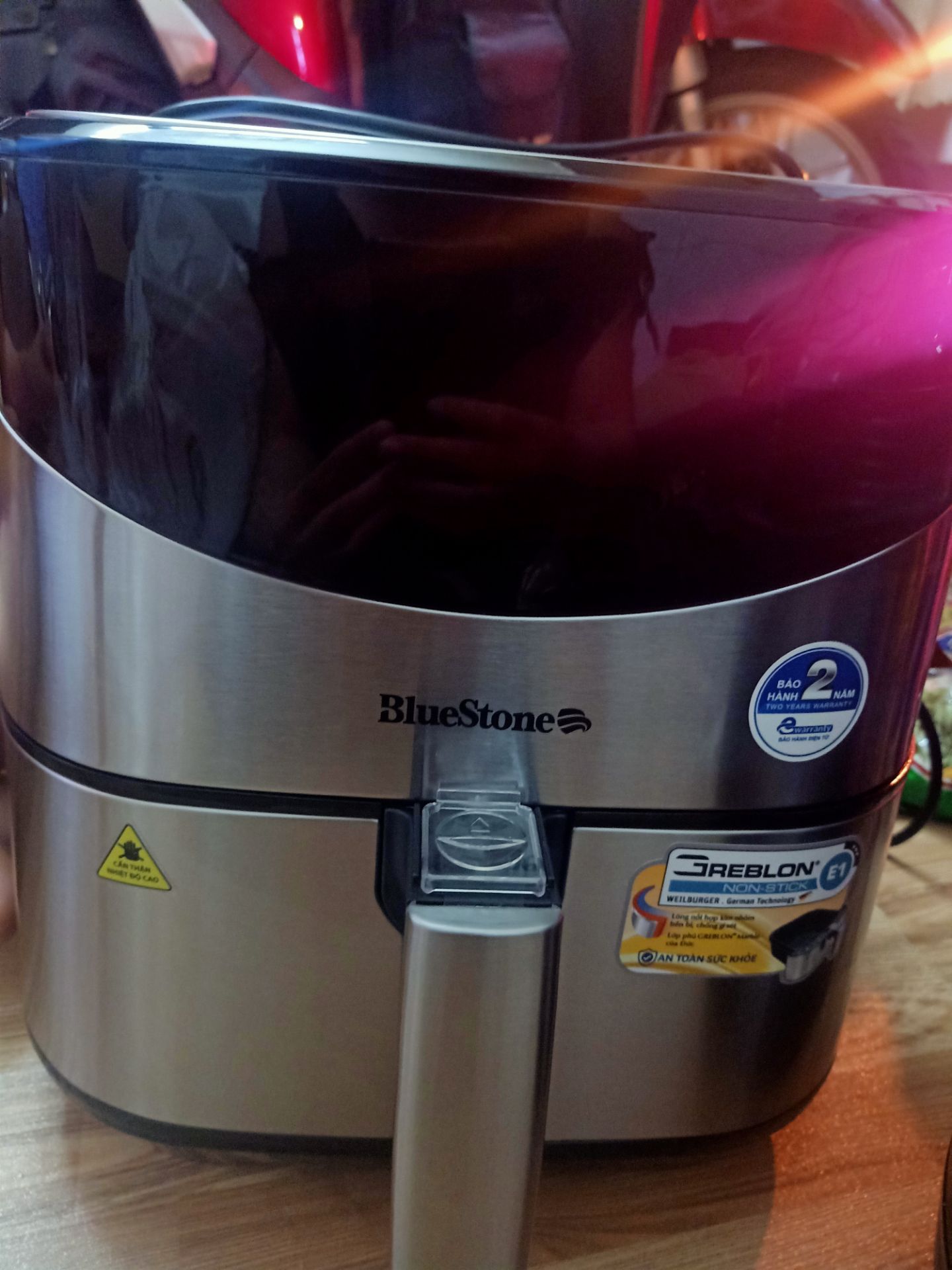 Mẫu mã sản phẩm đẹp,máy chạy êm không ồn,có đối lưu nên thức ăn chín đều,tuy nhiên nhiệt độ và thời gian theo chế độ cài đặt sẵn phải tăng lên thì thực phẩm mới chín vàng,nếu có thêm chế độ tùy chỉnh thì sẽ ok hơn.Thật sự dùng rất tiện lợi,tiết kiệm thời gian và công sức chế biến món ăn,hạn chế dầu mỡ nữa,sản phẩm vệ sinh cũng rất nhanh gọn.Hy vọng chất lượng sản phẩm bền tốt thì quá tuyệt vời 
Tiki giao hàng nhanh,đóng gói sơ sài,săn được ưu đãi tặng kèm 2 ly giữ nhiệt chất lượng nữa.