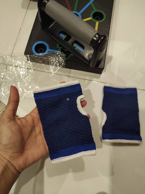 Thiếu hàng. Cái thanh ngang bị thiếu. Yêu cầu shop gửi lại đủ bộ giùm mình.
Gang tay tặng không hề giống hình. Là cái ống vải có lỗ. Ủa alo shop??? Shop lớn mà Làm ăn kì cục vậy