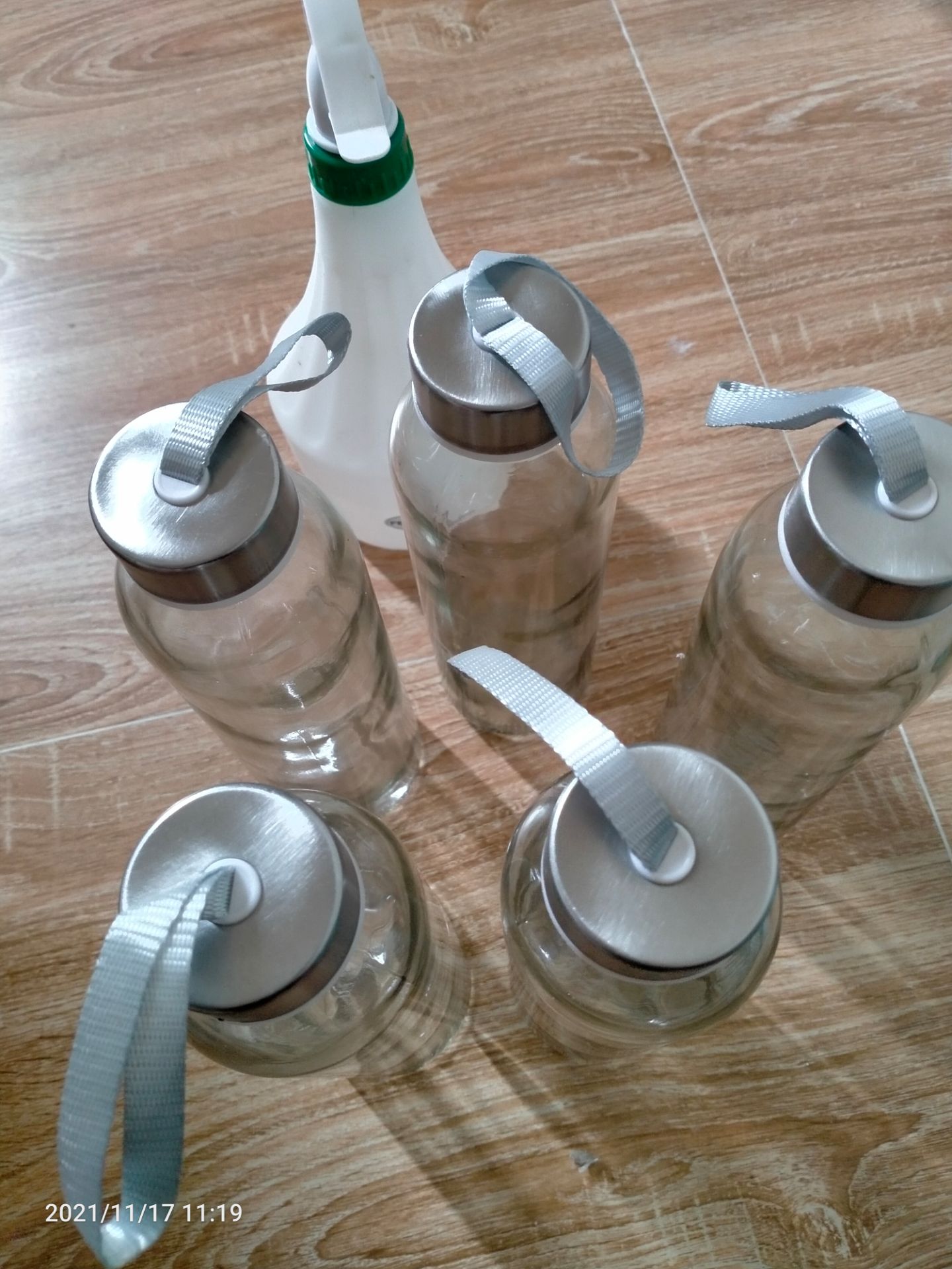 bình tuy chất thủy tinh không đẹp nhưng với giá như vậy thì chấp nhận đc, và shop cũng rất có tâm gói hàng siêu cẩn thận hàng đến tay k sứt mẻ gì