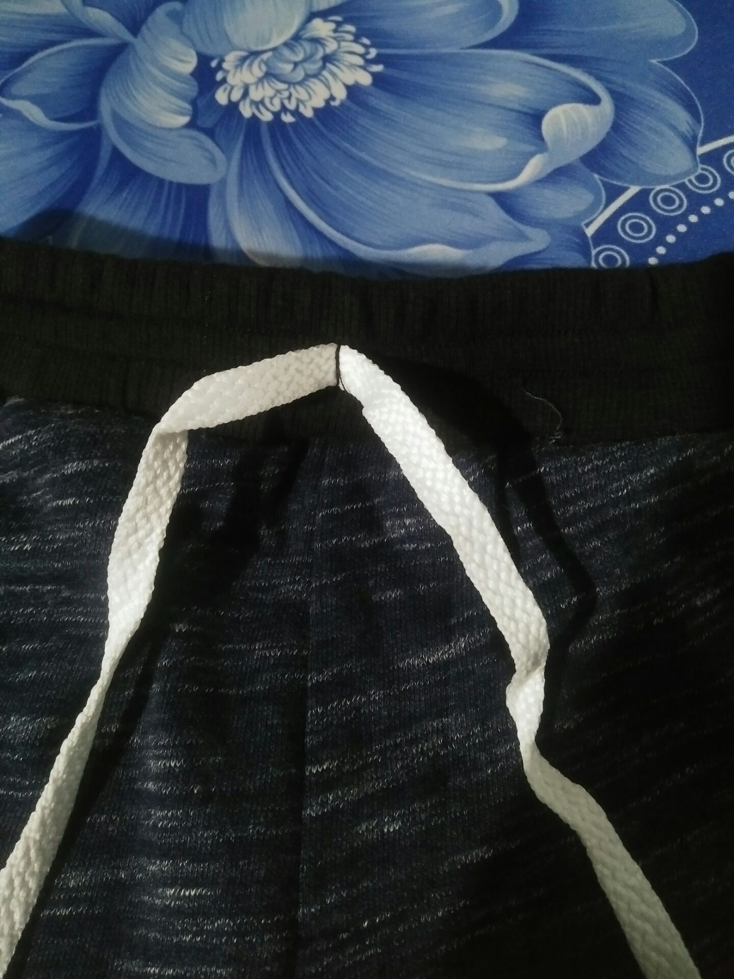 Cũng đc,màu y hình,nhưng bé nhà mình mới 9.5kg,quần dài quá,mặc chưa đc,để bé lớn xíu nữa mới mặc đc