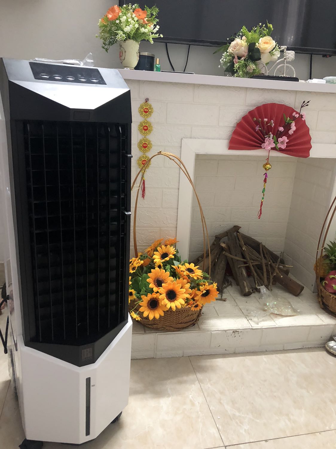 Đắt nhưng may có trương trình khuyến mại nên mình quất 2 cái luôn, hình thức nhỏ gọn, sang, nếu muốn mát nữa thì bỏ thêm vài viên đá nhỏ vào ngăn chứa nước nhé , mát như điều hoà luôn!