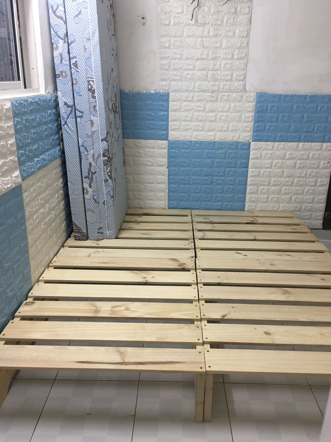 Nệm êm, nặng, khá chắc chắn. Phần gắn kết 3 phần gấp hơi mỏng manh Nệm êm, nặng, khá chắc chắn. Phần gắn kết 3 phần gấp hơi mỏng manh