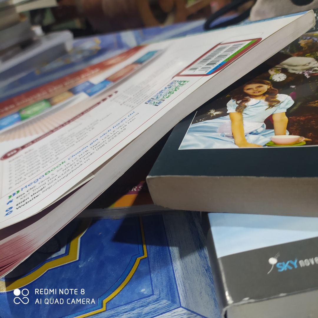 Mình sẽ đánh giá về bên ngoài lúc mới nhận được sách: sách đẹp và giống như trong hình, có một vài chỗ bị tróc nhưng rất bé. Từ vựng có kèm hình minh hoạ nên chắc sẽ khá là dễ học thuộc, phần bài tập ngữ pháp có lời giải nhé..v.v...(các bạn có thể mua về để trải nghiệm thử nhé)