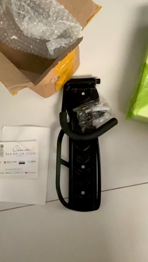 Đồ tốt, giá hợp lý, đệm quấn chống trầy xước vành để treo móc xe có vẻ hơi dinh dính chắc 1 thời gian sau phải kiếm miếng lót khác thay . Chờ ship gần 6 ngày hơi lâu chắc do mưa bão.