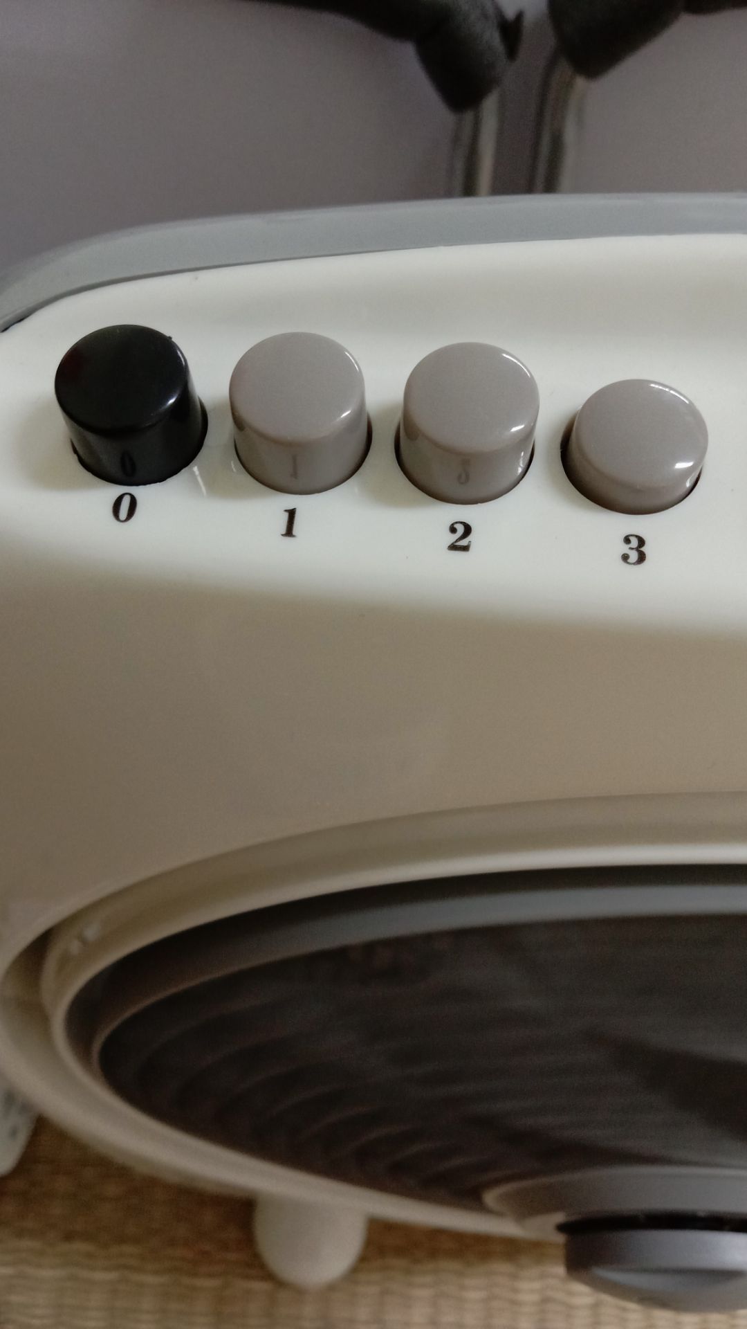 Quạt cũng mát, nhỏ gọn nhưng nó ko thể dừng quay lồng ngoài đc, chỉ có 4 nút như hình thôi. Hỏi thì shop nói là quạt đảo nên ko thể tắt, cũng ko thấy công tắc tự ngắt khi quạt đổ như miêu tả. Chắc do mình ko đọc kĩ  nên ko biết nó ko có nút tắt cái đảo gió. Gói hàng chỉ có hộp ngoài thôi chứ ko có miếng bọc chống sốc nào nên vận chuyển cũng phải xem nhân phẩm lắm.