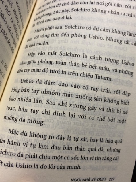 Xét về mặt nội dung, đây là một cuốn sách khá hay, gu mình thường là những câu chuyện có “nội tình” nên cuốn sách này rất hợp gu. 
Về phần dịch thuật, không rõ là có chủ đích hay cố tình, nhưng có nhiều chỗ dịch sai, người bác trai tên Kimihiko nhưng trên “Sơ đồ phả hệ nhà Katabuchi” lại ghi là Shigeharu (tên của ông nội) (trang 153) nếu bạn nào muốn check thử.
Vì chữ khá to với việc có nhiều hình ảnh bản vẽ ngôi nhà nên nhìn chung sách đọc khá nhanh, có thể đọc xong trong vòng nửa ngày.
Nhìn chung, đây là một cuốn sách tạm ổn, đáng để mua, đọc chứ không quá xuất sắc.