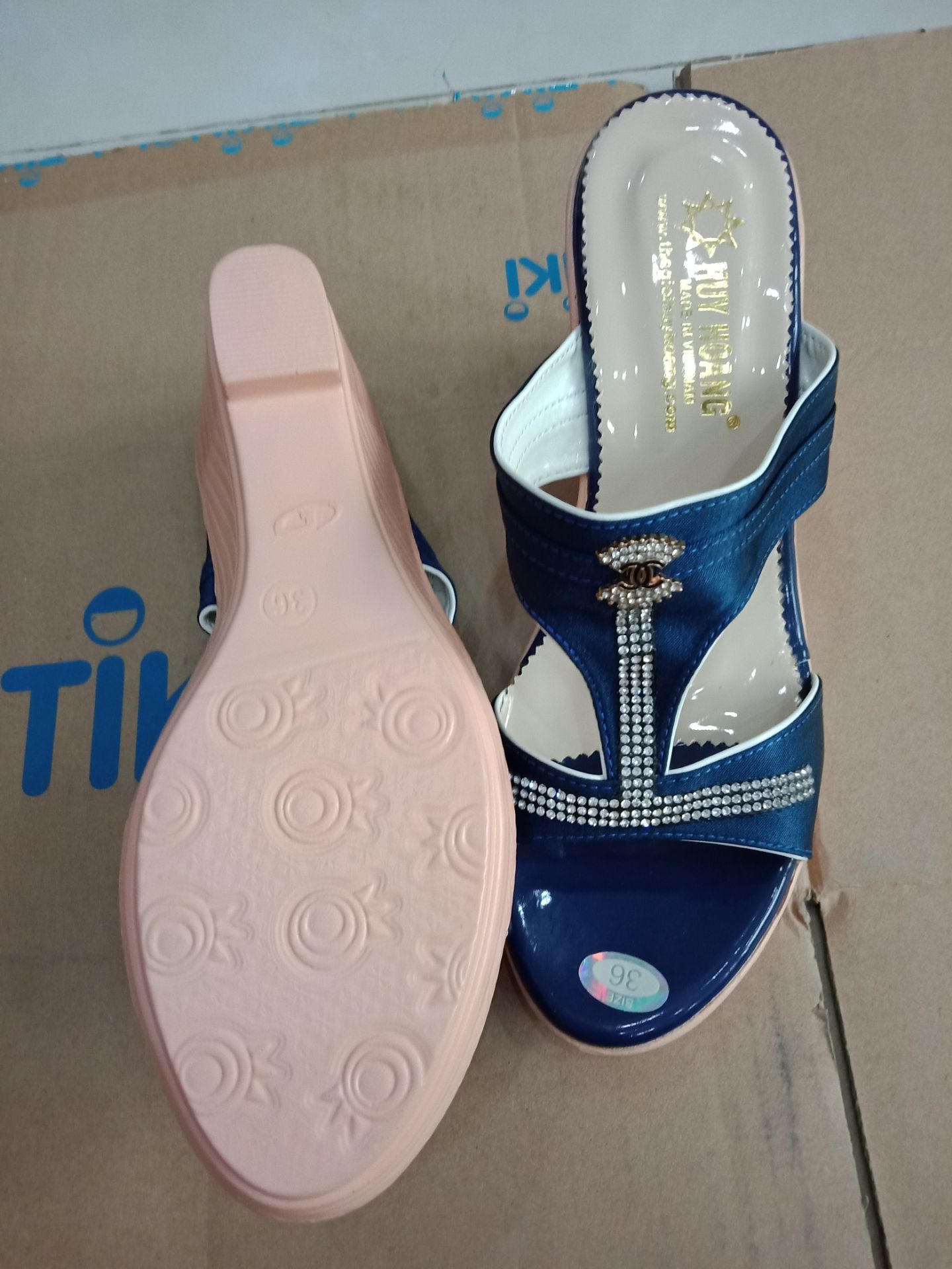 Dép chắc chắn đẹp... giá cả phải chăng, ... Hợp lý