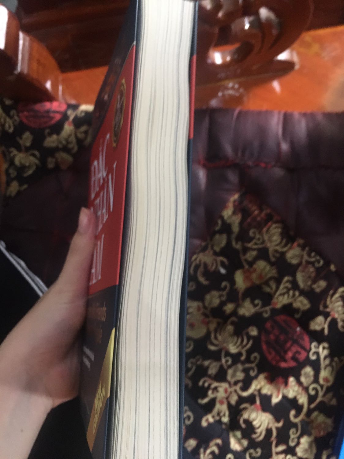 Mình rất hài lòng với tốc độ giao hàng, cuốn sách nhỏ hơn mình nghĩ. Nội dung thì mình chưa đọc, và mình cũng không có thói quen highlight lên sách nên không thể *** chất liệu sách cho mn, mn có thể nhìn dưới ảnh. Tuy nhiên mình sẽ đánh giá 5 sao nếu shop gói hàng cho mình có thêm một miếng nilong vì giao hàng mưa nên giấy của mình bị cong hết rồi ạ!