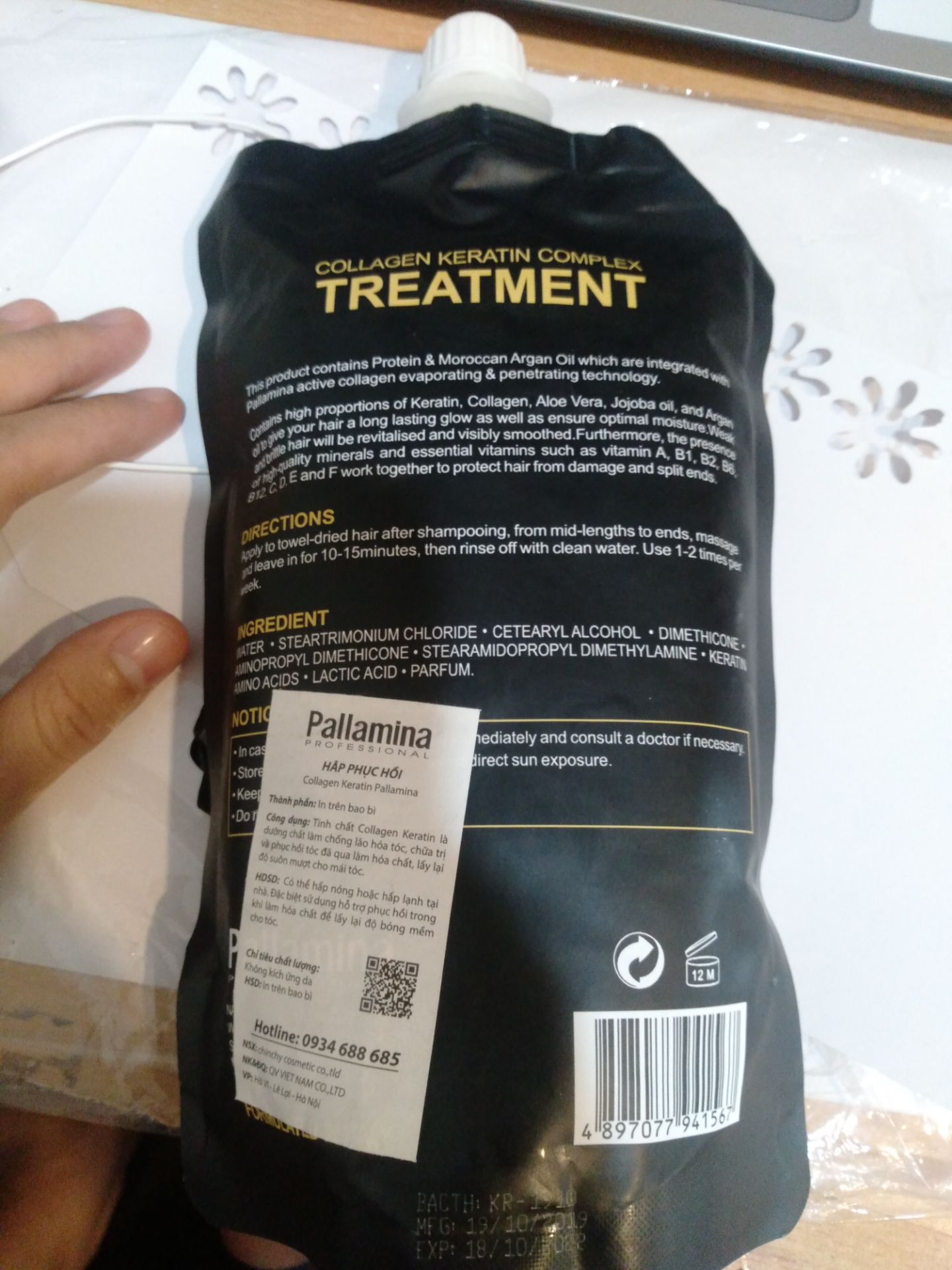 Hôm nay, tròn 3 tháng mình sử dụng sản phẩm này nên mới dám viết nhận xét.

Tóc mình trước đây rất yếu, cứ cắt đi được một thời gian là lại bị chẻ ngọn. Còn bây giờ, tóc chẻ vẫn còn nhưng rất ít, và tóc cũng đã chắc khỏe, óng mượt và đen hơn rất nhiều. 

Tóc ủ xong mùi giống như từ salon mới ra vậy. Mình dùng 3 tháng mà vẫn còn 2/3 gói nữa nhé.
Mình có chút thắc mắc vì bảo thương hiệu là của Ý nhưng mình tìm trên mạng không thấy có. Trong khi search thì ra tên công ty ở Quảng Châu (TQ) nên mình cho 4 sao thôi.