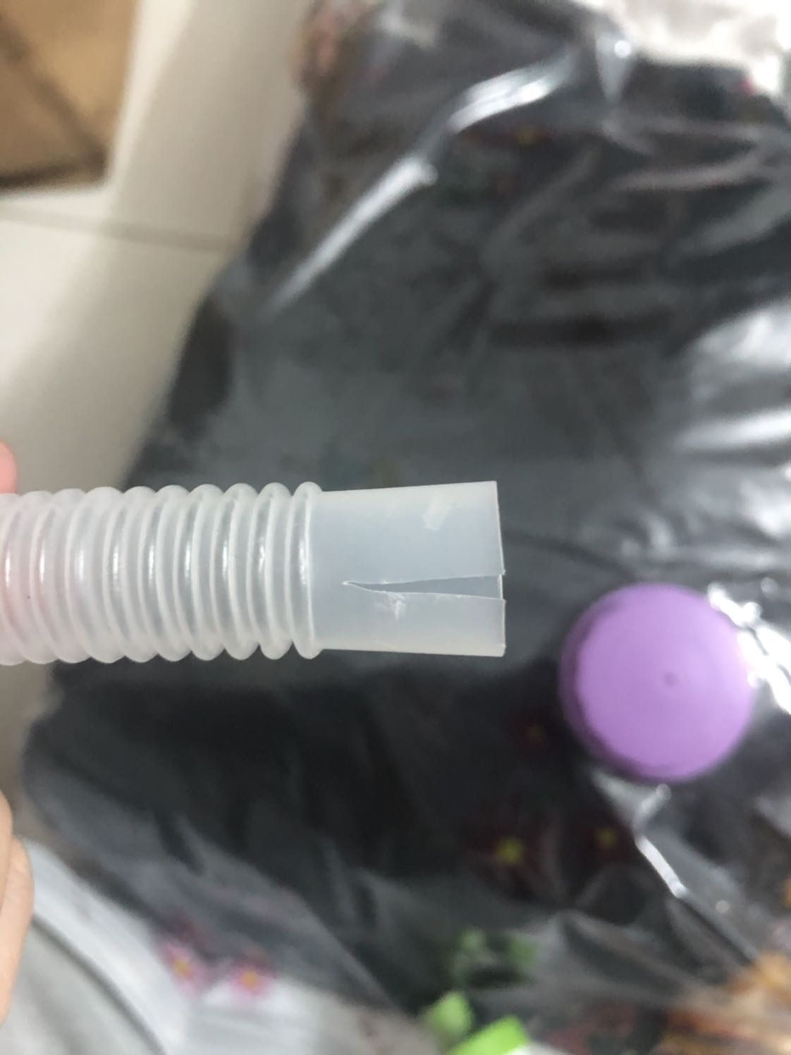 Lúc mới nhận sản phẩm mở ra đã thấy rách đầu ống, nghĩ thôi kệ mất công đổi trả nên lấy băng keo dán lại xài đỡ vì đang cần gấp. Chiều ngồi bơm lòi bản họng ko thấy túi hút được bao nhiêu, ngồi ngắm nghía thì mới phát hiện thân ống rách te tua. Nản quá tiki ơi...