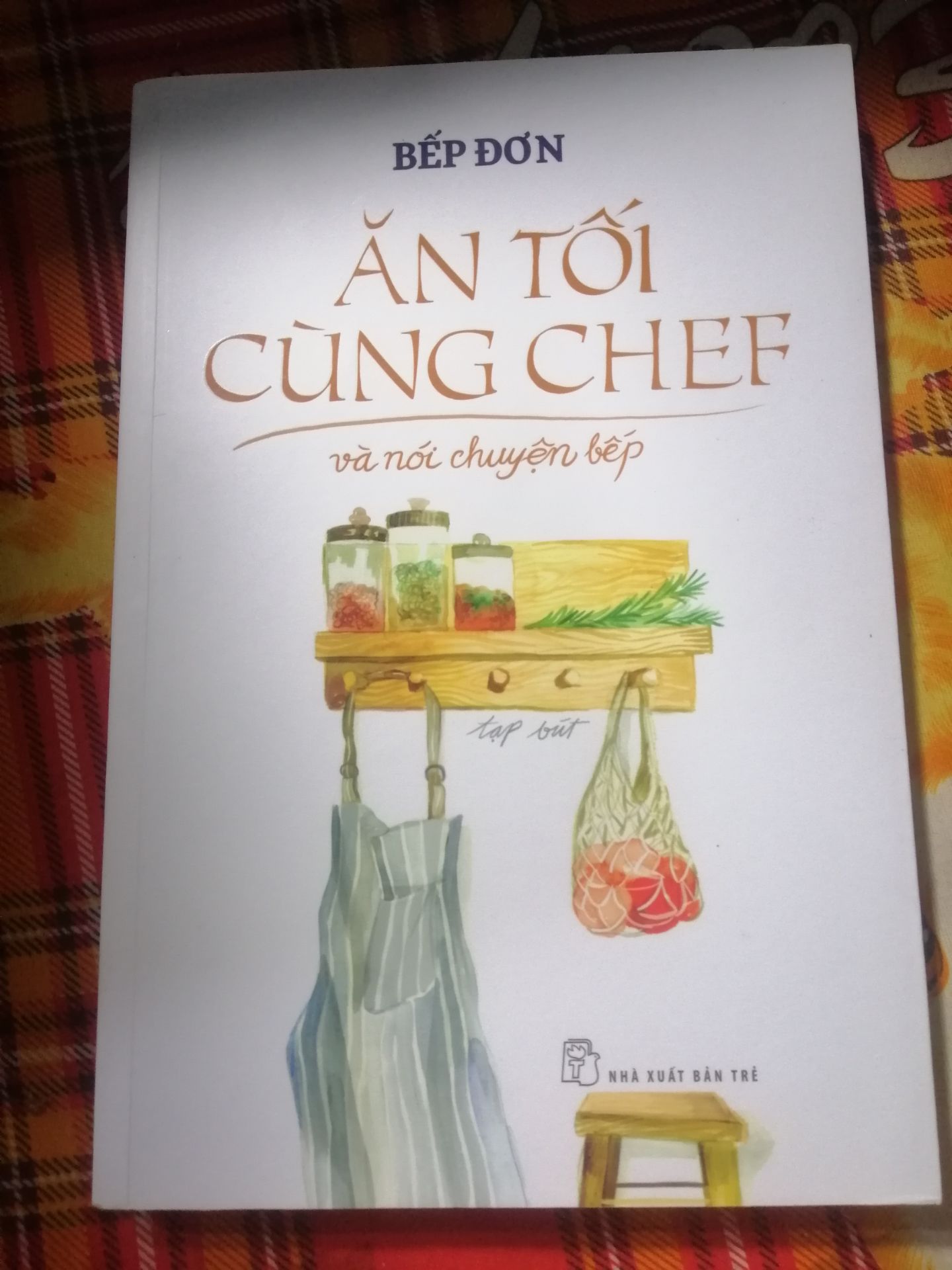 Là những câu chuyện về nghê bếp của Chef Bếp Đơn, song mình thấy không hấp dẫn lắm. Thích nhất là chương cung cấp kiến thức ẩm thực bổ ích