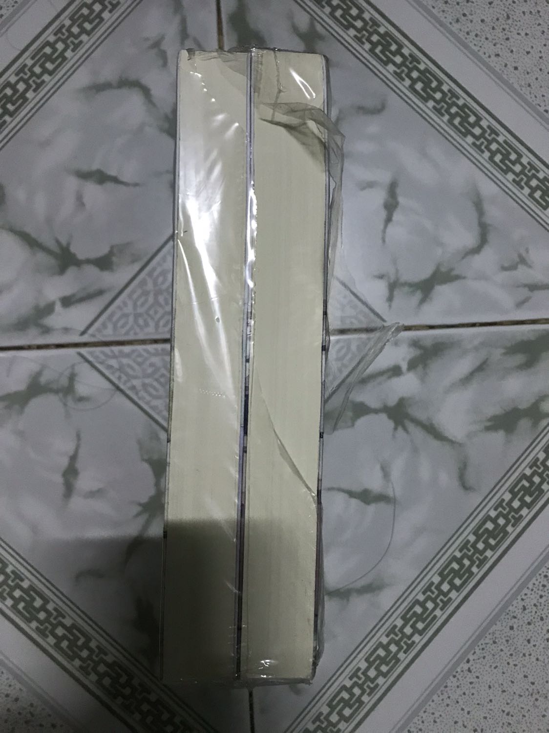 Thật sự rất là buồn luôn ạ biết là mua bây giờ hàng khá là cũ rồi nhưng mà seal rất nát thế ạ, sách dơ có vết bị rọc làm trầy bìa sách cạnh góc thì móp luôn ạ hên mỗi chỗ là trang sách chưa rách thôi buồn lắm ý