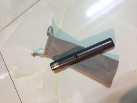 Mình thấy bút trên thực tế không đẹp được như hình, nút bấm không được đầm tay, nhưng bút cầm gọn tay, ít nút bấm nhưng khá nhiều chức năng. Mình khá hài lòng về sản phẩm, còn độ bền thì phải xài một thời gian mới đánh giá được.