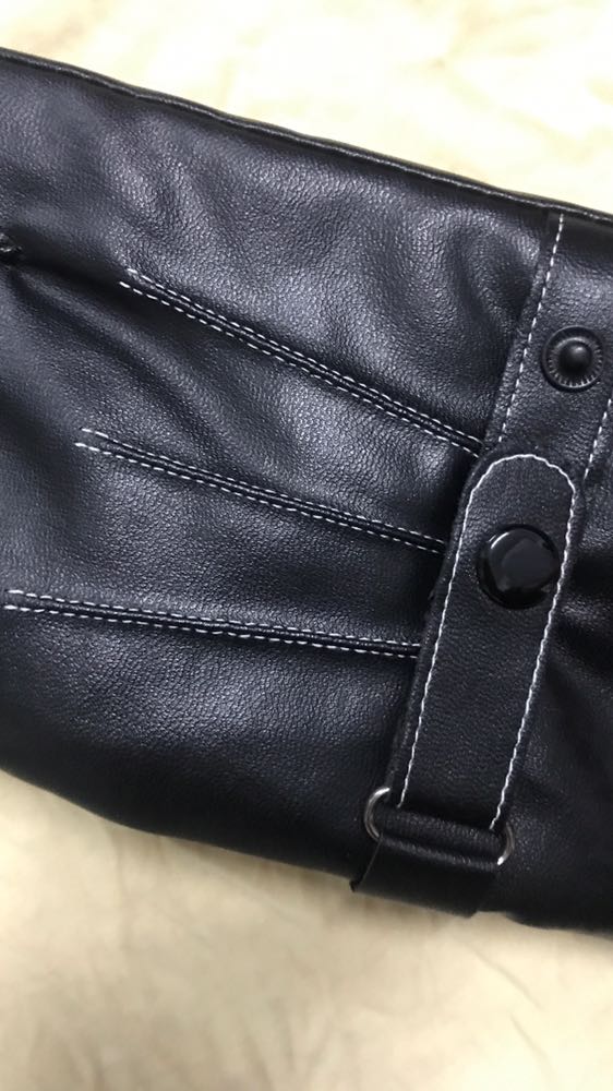 Găng tay da ấm áp. Mua về đúng đợt rét đầu mùa dùng thích ghê. Đi mưa khá ổn không sao cả. Lớp lông bên trong làm găng tay mềm mại dễ chịu. Da co giãn tốt đeo cũng rất thoải mái nữa ý. Sản phẩm tốt đánh giá 5 sao. Cảm ơn shop và tiki