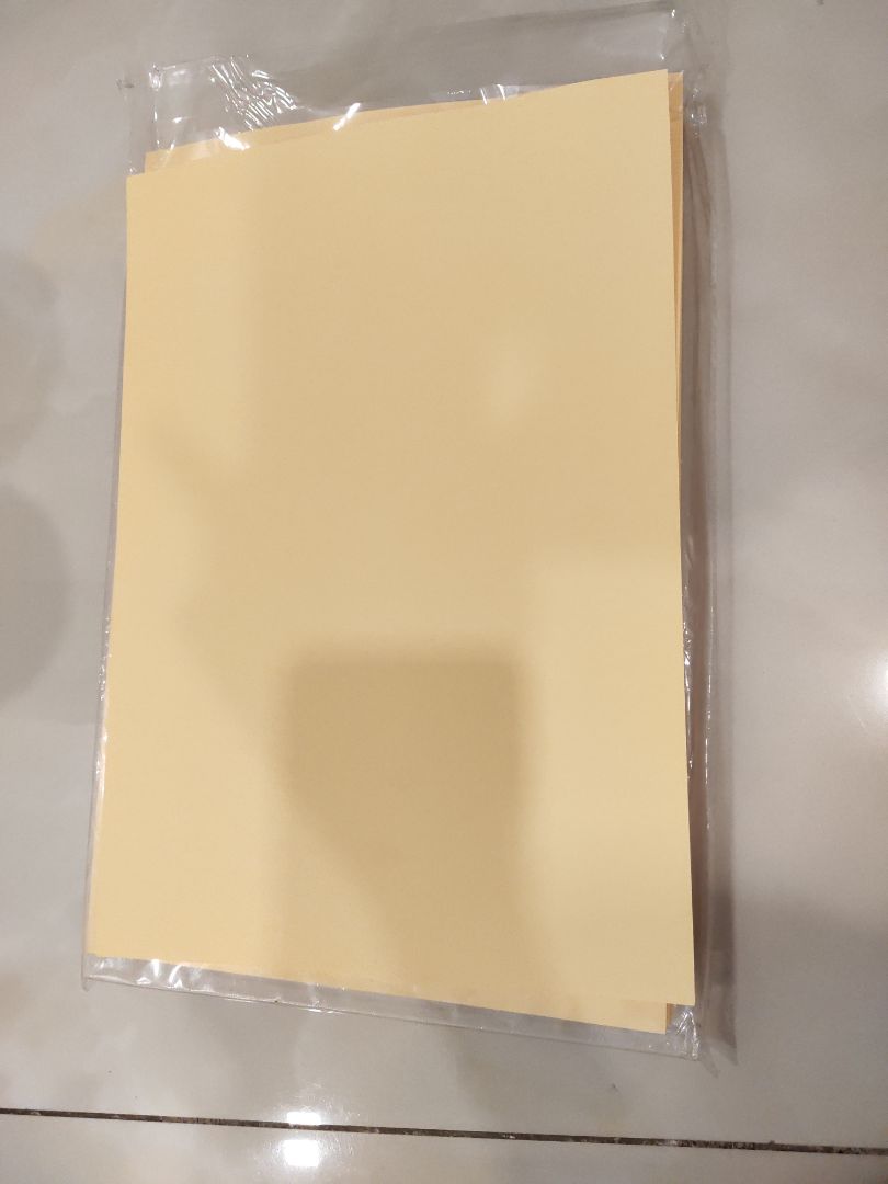 Giấy màu A4 màu vàng, bìa khá chắc chắn.