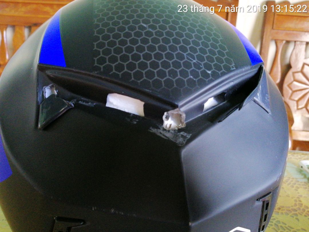 Mũ mới được giao mở ra thi thấy như thế này... Làm phiền tiki xử lý hộ mình