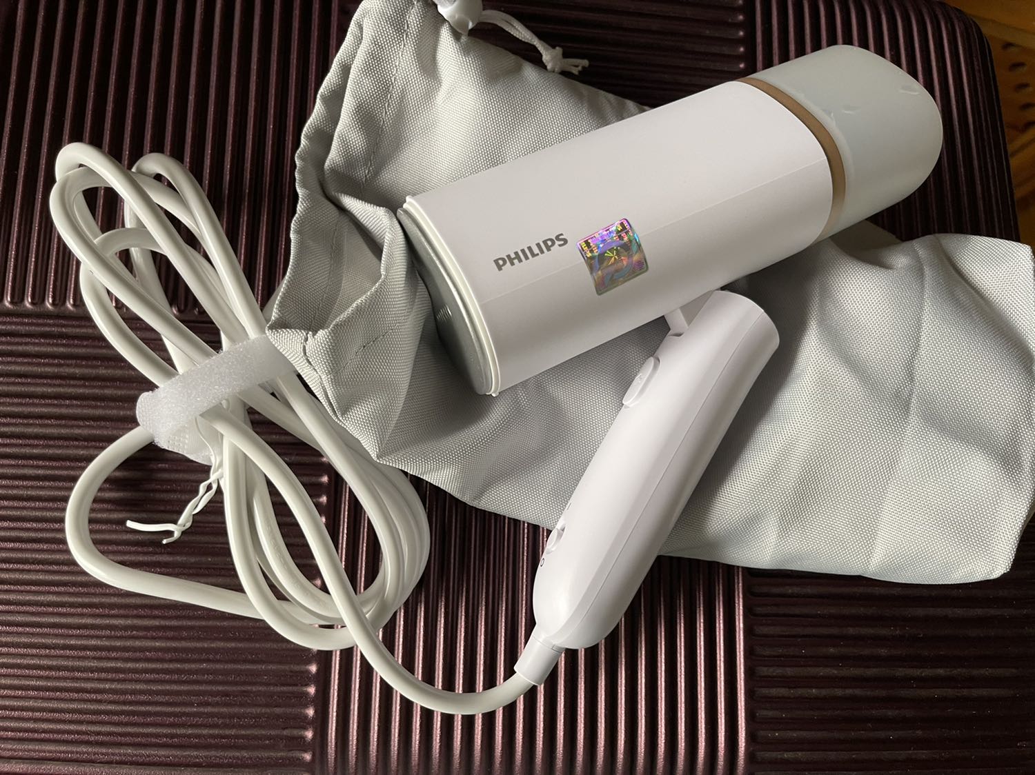 Bàn ủi nhẹ, mày sắc sang trọng, có thể gập lại được nên tiết kiệm diện tích khi đem theo. Có túi đi kèm chống trầy xước. Hơi nước rất nóng, đồ mau thẳng. Chỉ có 1 lưu ý là xài xong còn nước phải đổ hết nước ra. Nếu không nước sẽ rỉ ra ngoài nếu đặt nằm nghiêng!