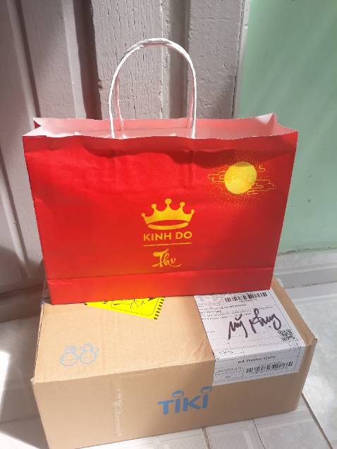 Tiki xử lý và giao hàng nhanh.. Shipper nhiệt tình.. Khâu đóng gói cũng đẹp và chắc chắn, có lót giấy chống sốc.. Bánh nhận đc đầy đủ cả túi giấy đi kèm, date có hơi ngắn 1 xíu qua Trug Thu cỡ 1 tuần.. Mua làm quà biếu nên mình chưa dùng thử nhưg là sp chính hãng của kinh đô nên cũng khá an tâm về chất lượng, mong là bánh sẽ ngon như hươg vị bánh trc giờ của Kinh đô.. Hộp giấy và túi giấy có hơi mỏng mảnh nếu dày dặn hơn xíu có lẽ nhìn sẽ sang trọng, bắt mắt hơn.. Vì định mua làm quà biếu nên mình có cái nhìn hơi kỹ tính hơn xíu mong Kinh đô sẽ cải thiện thêm .. Nhìn chung tổng thể mình khá hài.. Cảm ơn Tiki